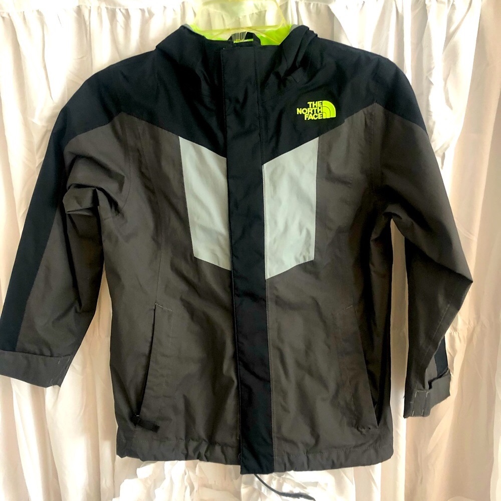 Boys North Face waterproof jacket size 6. Gently used no rips or tears. Clean.